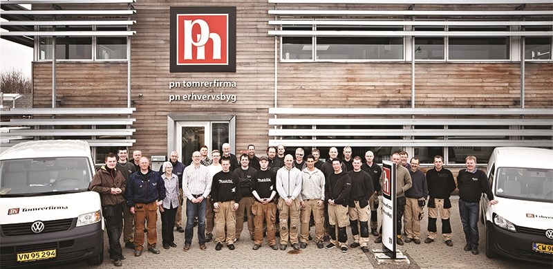 Fællesbillede af tømrerfirmaets ansatte 